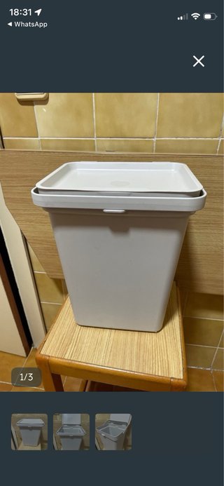 Cubo de reciclaje gris y blanco