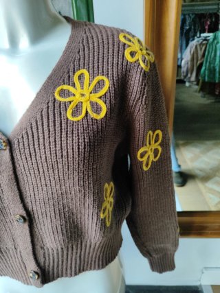 Chaqueta marrón con flores amarillas