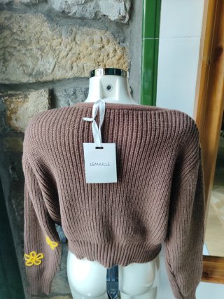 Chaqueta marrón con flores amarillas