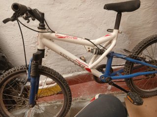 Bicicleta infantil blanca y azul