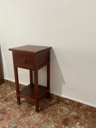 Mesita auxiliar pequeña de madera