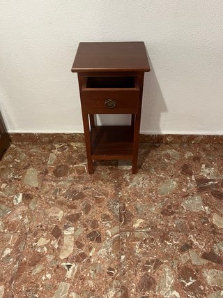 Mesita auxiliar pequeña de madera