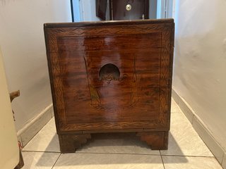 Baúl antiguo madera Alcanfor tallada oriental