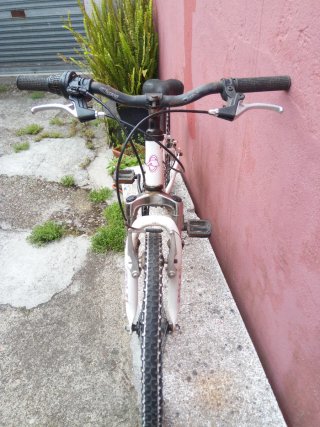 Bicicleta infantil blanca