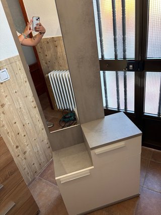 Mueble de entrada gris y blanco