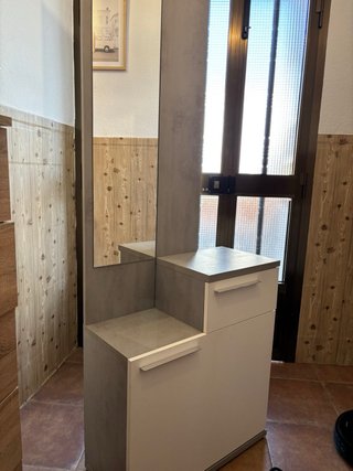 Mueble de entrada gris y blanco