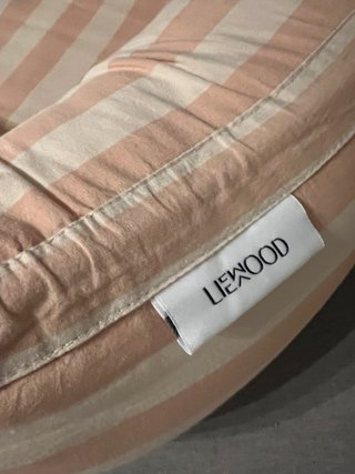 Nido reductor Liewood rayas rosa