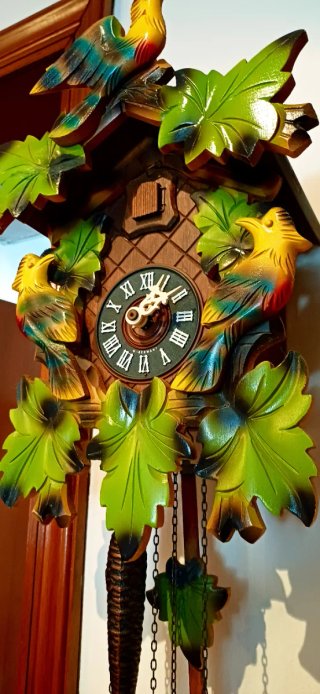 Orologio a cucù in legno decorato