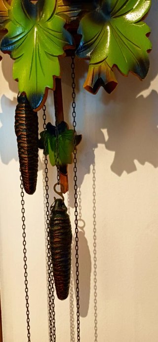 Orologio a cucù in legno decorato