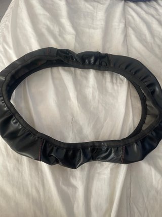 Funda para volante de coche negra y lineas tojas