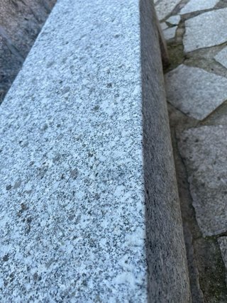 Mesa y bancos de piedra gris.