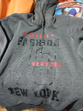 Sudadera gris con estampado.