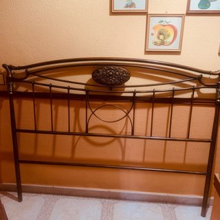 Cabecero de forja marrón y dorado