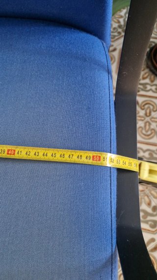 Silla de oficina azul.