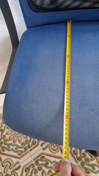 Silla de oficina azul.