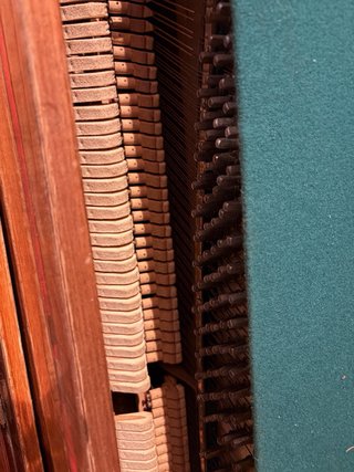 Piano de pared de madera para principiantes