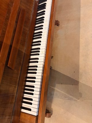Piano de pared de madera para principiantes