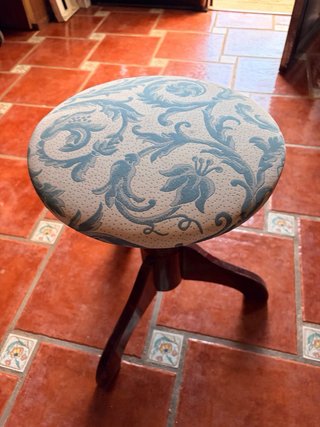 Piano de pared de madera para principiantes