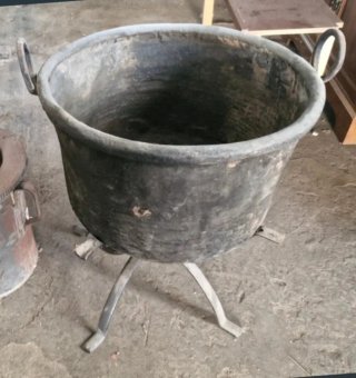 Caldero de cobre martilleado con asas.