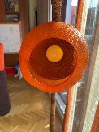 Lámpara de pie naranja y marrón