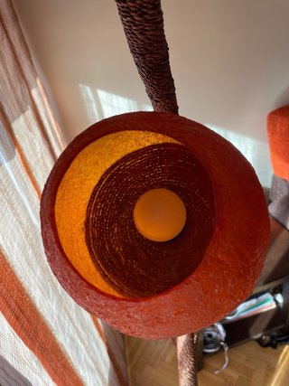 Lámpara de pie naranja y marrón
