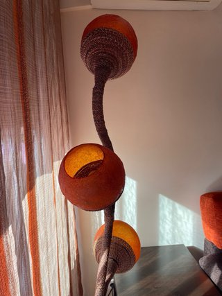 Lámpara de pie naranja y marrón