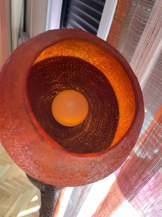 Lámpara de pie naranja y marrón