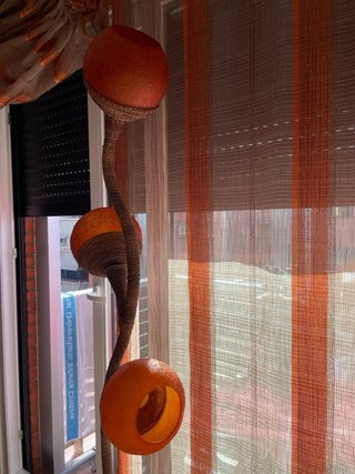 Lámpara de pie naranja y marrón