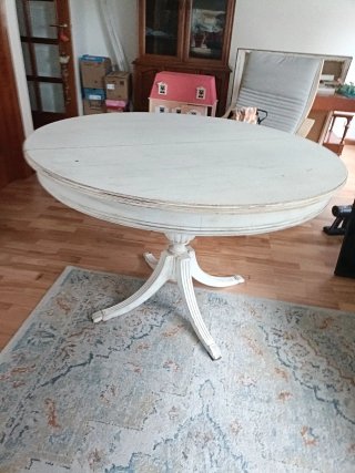 Mesa redonda de salón de madera