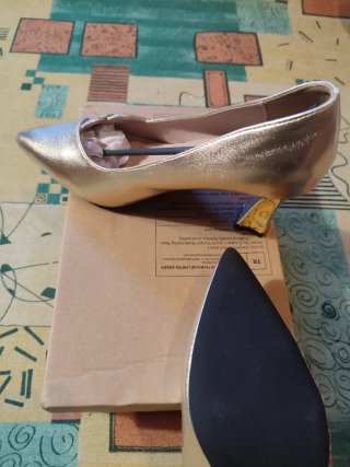 Zapatos de tacón dorados mujer