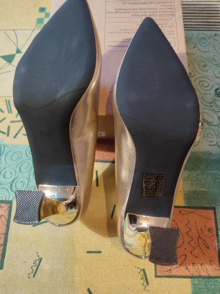 Zapatos de tacón dorados mujer