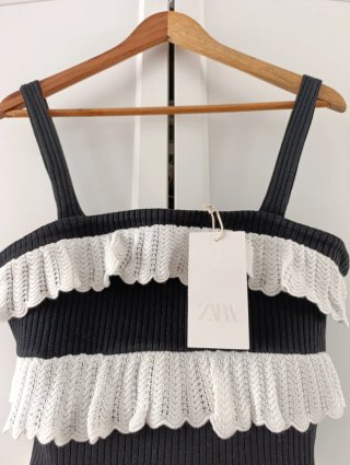 Top Zara volantes negro y blanco talla única