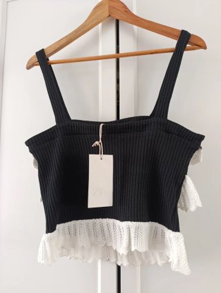 Top Zara volantes negro y blanco talla única
