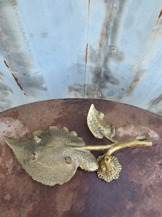 Portavelas de bronce antiguo hoja