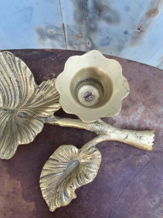 Portavelas de bronce antiguo hoja