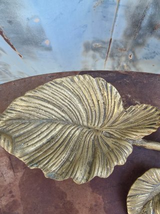 Portavelas de bronce antiguo hoja