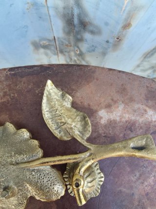 Portavelas de bronce antiguo hoja