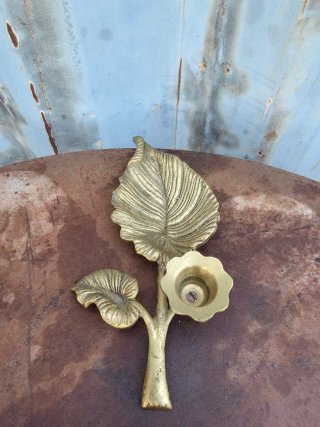 Portavelas de bronce antiguo hoja