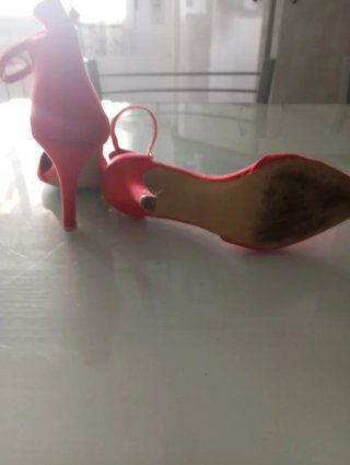 Zapatos de tacón rojos y rosas