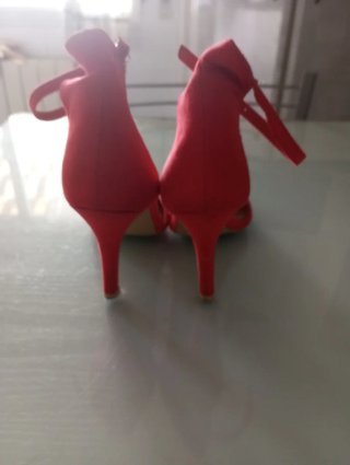 Zapatos de tacón rojos y rosas
