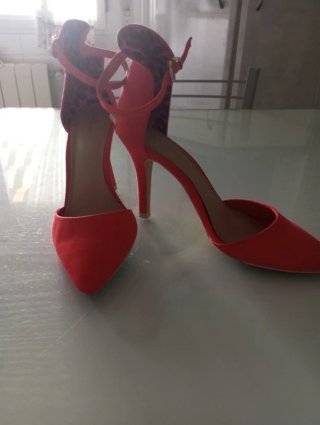 Zapatos de tacón rojos y rosas