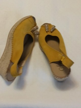 Zapatos amarillos de piel vuelta con borlas brillo