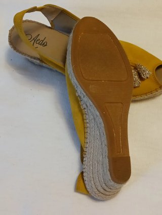 Zapatos amarillos de piel vuelta con borlas brillo