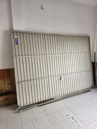 Puerta de garaje metálica
