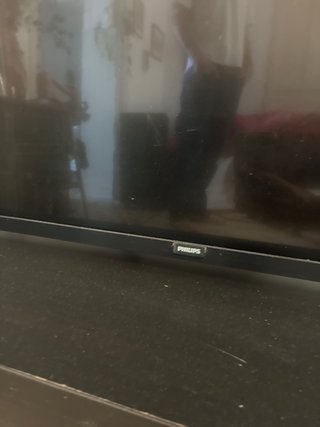 Televisor Negro y Marrón
