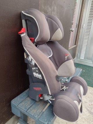 Silla coche Triofix Recline segura con base apoyo.