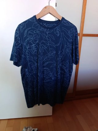 Camiseta hombre azul estampado hojas