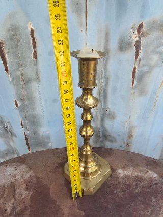 Portavelas de bronce antiguo