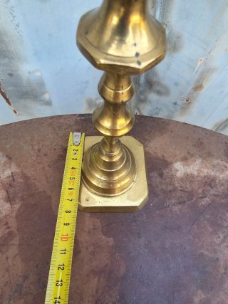Portavelas de bronce antiguo