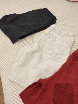 Bermudas chico beige, negras y rojas talla M